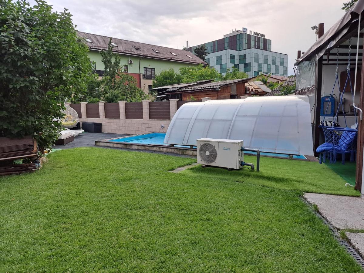Bob & Pool Apartment