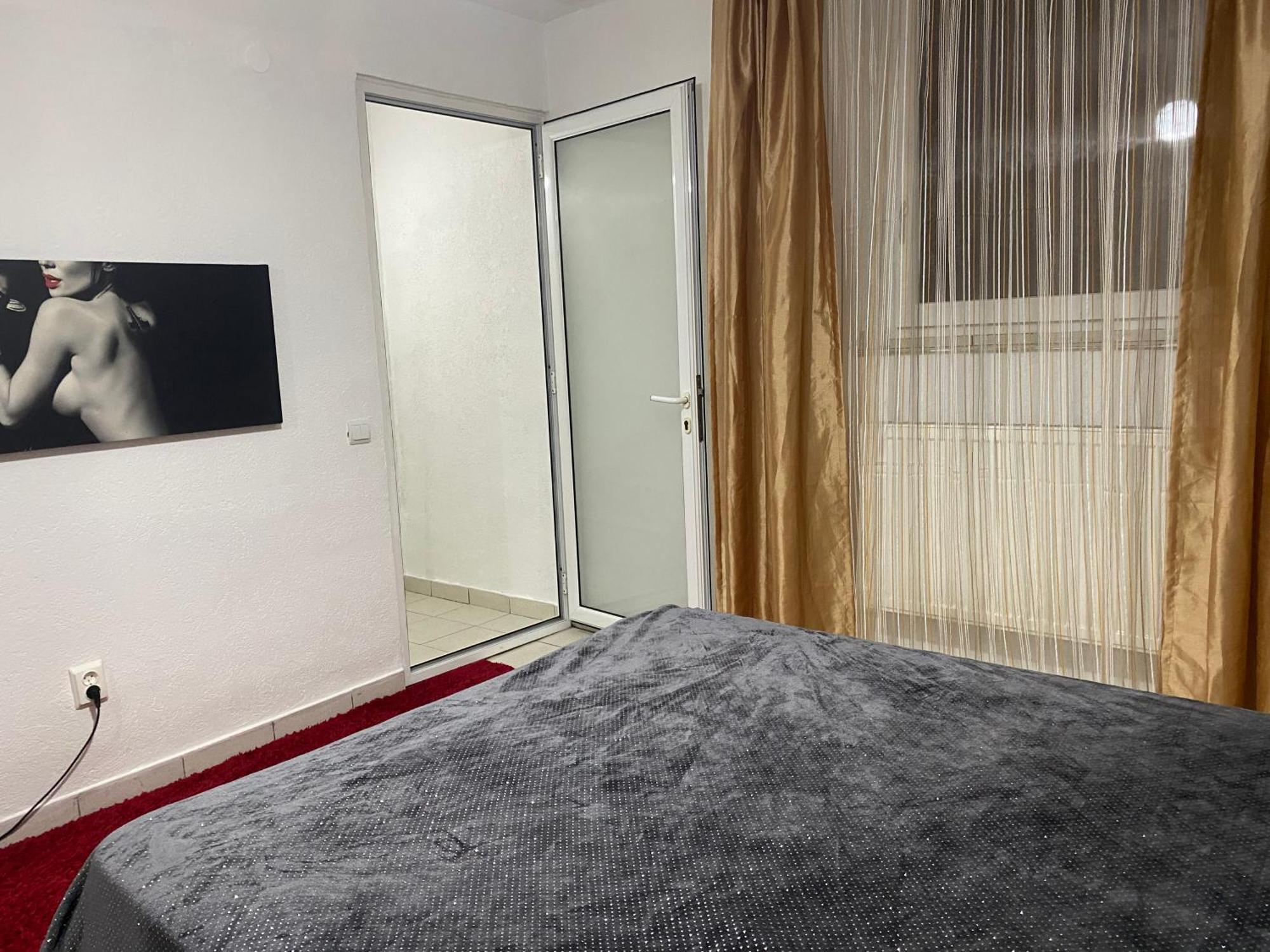 Bob & Pool Apartment *